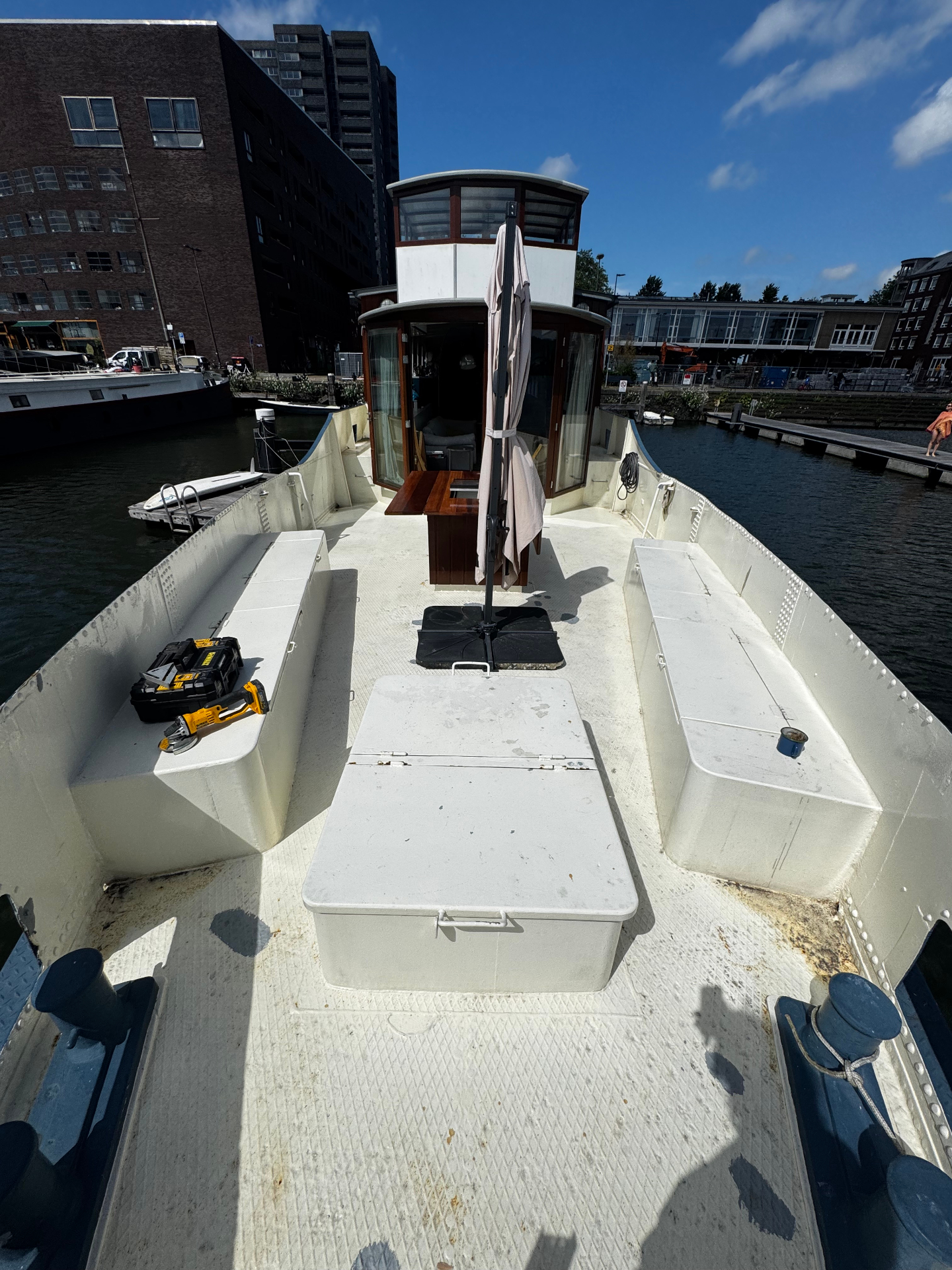 Voordek van een stalen woonboot voor het schilderwerk