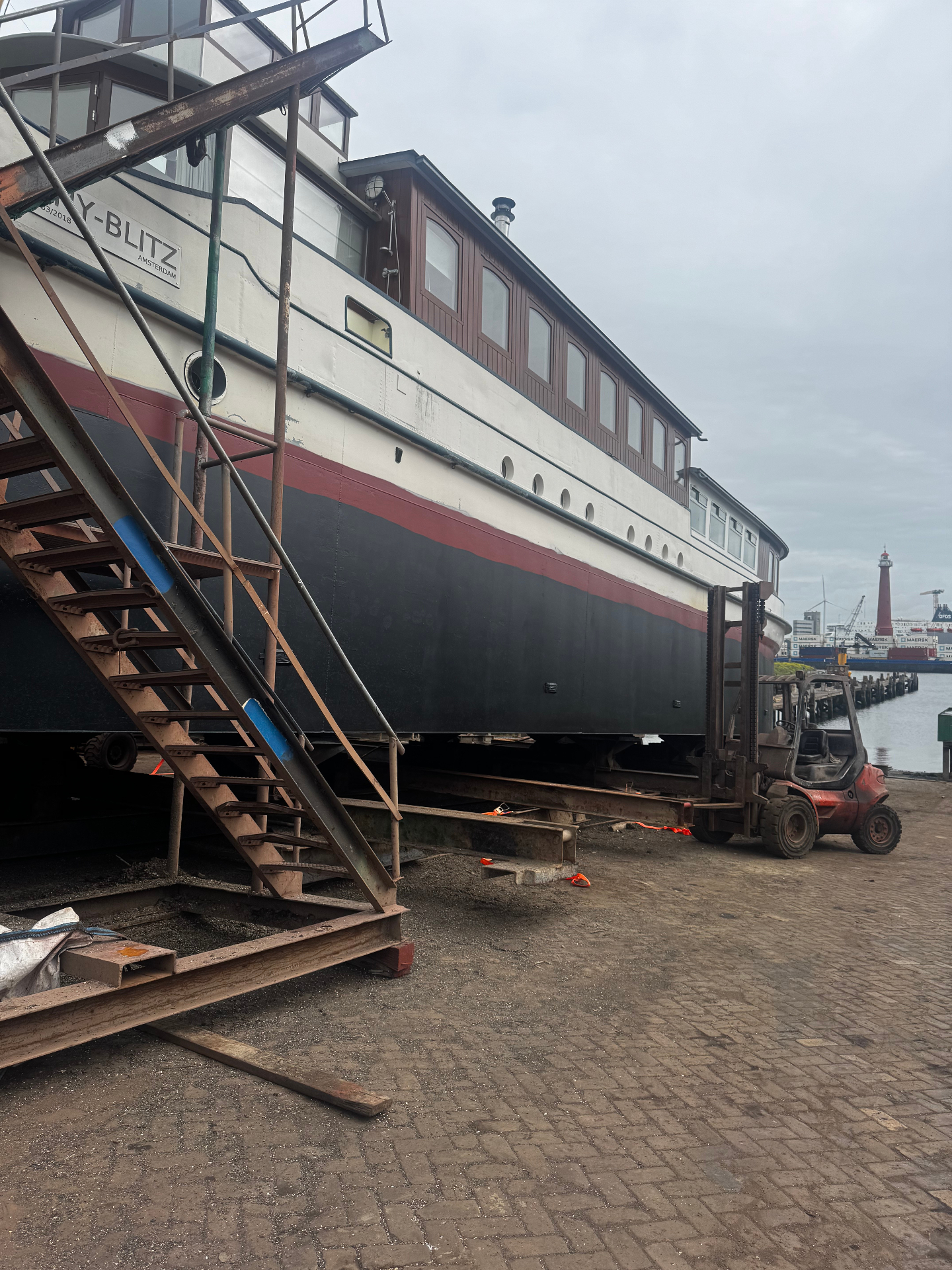 Woonschip droog op de werf in IJmuiden voor conservering en staalwerk onder de waterlijn