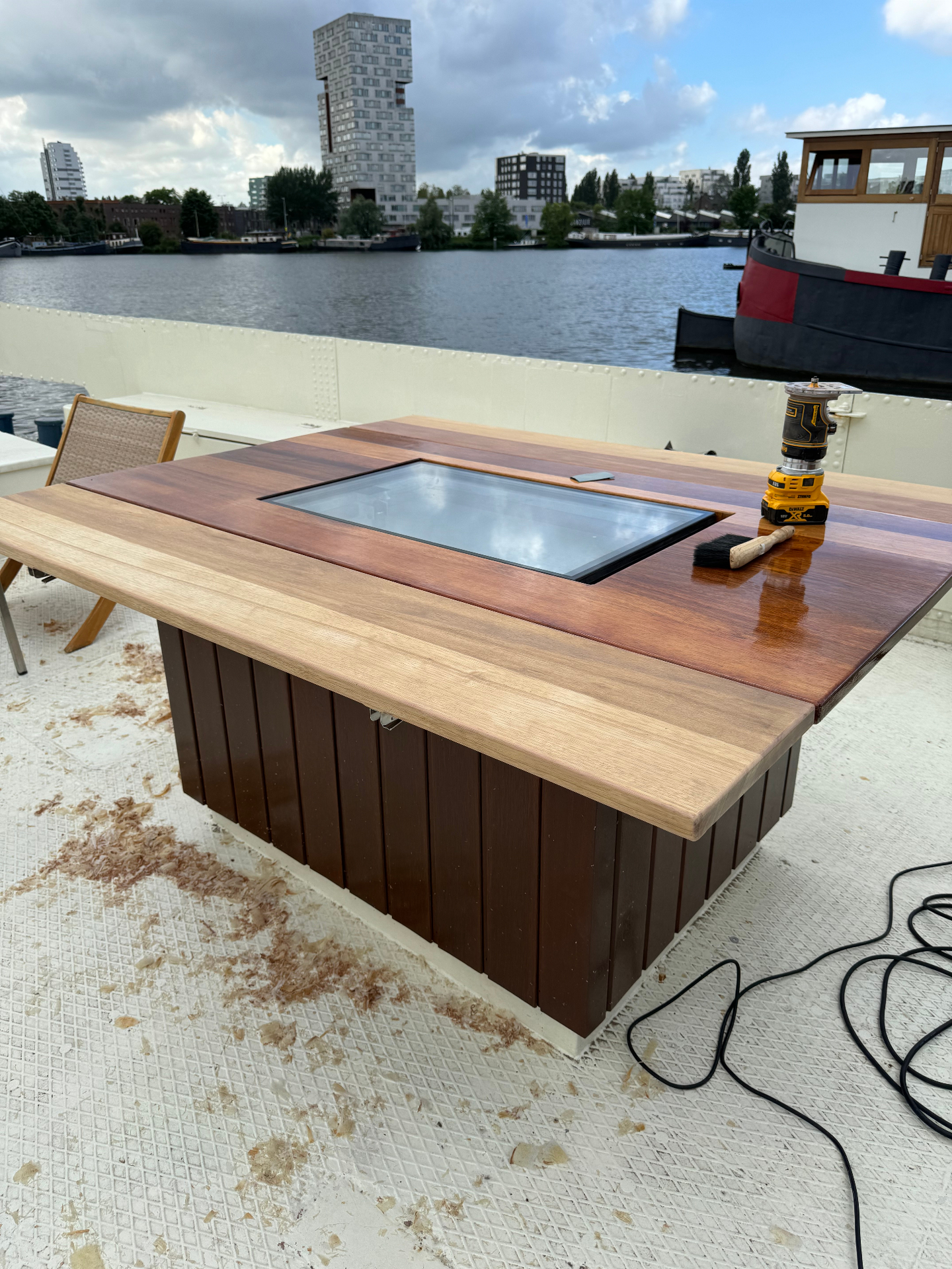 Dektafel in hardhout op het dek van een woonschip